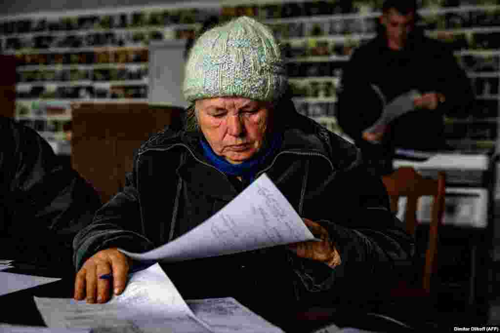 Anna Sukhova, 78, ispunjava dokumentaciju za istražitelje ratnih zločina prije nego što da svoj DNK kako bi potvrdila identitet svog mrtvog brata. &nbsp;