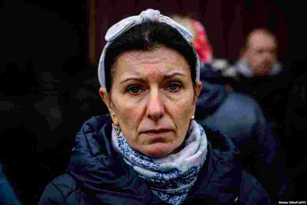 Inna Kuprijanov, radnica u fabrici, čeka da preda svoj DNK za identifikaciju svog oca u Izjumu. Ukrajina je poslala nekoliko grupa istražitelja u regiju Harkiv. Glavni tužilac Andriy Kostin najavio je da će timovi uraditi &quot;inspekciju uništene infrastrukture i činjenica o ubistvima lokalnog stanovništva.&quot;