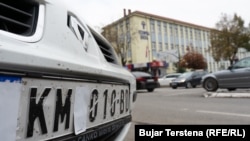 Automobil sa registarskom oznakom KM u Severnoj Mitrovici, novembar 2022.