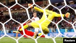 Srbija protiv Švajcarske 2. decembra biće zanimljiva utakmica poput one na Svjetskom kupu u Rusijiu 2018. Za Švajcarsku su tada igrale najveće švajcarske zvijezde, porijeklom Albanci, Granit Xhaka i Xherdan Shaqiri (Shaqiri tokom meća 2018. pred golom reprezentacije Srbije) 
