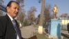 Рустам Аламхонзода дар пояи ҳайкали Ленин