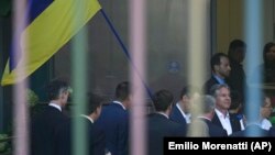 Blinken (krajnje desno) tokom posjete Kijevu, u tamošnjoj dječijoj bolnici, 8. septembra 2022. 