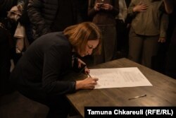 წარმომადგენლებმა მანიფესტს ხელი მოაწერეს