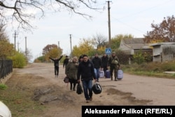 Stanovnici Kačkarivke pozdravljaju ljude koji ih evakuišu u Krivij Rih, na teritoriju pod ukrajinskom kontrolom.