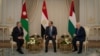 S leva na desno: Kralj Abdulah II, egipatski predsednik Abdel Fatah al-Sisi i njegov palestinski kolega Mahmud Abas tokom trilateralnog samita u El Alemeinu na severnoj obali Egipta, 14. avgust 2023. 