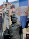 Një flamur i Serbisë në një shtyllë pranë shtatores së Car Llazarit në Mitrovicën e Veriut. Fotografi nga arkivi.