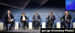 სერბეთის პრეზიდენტი ალექსანდარ ვუჩიჩი (მარცხნიდან მესამე) და საქართველოს პრემიერ-მინისტრი ირაკლი ღარიბაშვილი დავოსში, მსოფლიო ეკონომიკურ ფორუმზე.