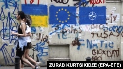 FOTGrafiti na zidu u starom gradu Tbilisija prikazuju zastave Ukrajine, EU i NATO-a 23. maja