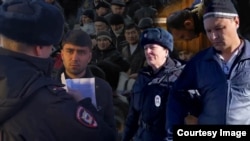 პეტერბურგის სასამართლოებმა გადაწყვიტეს, 25-დან 29 მარტამდე, ქვეყნიდან გააძევონ შუა აზიის რესპუბლიკებიდან ჩასული, სულ ცოტა, 418 პირი. მიგრანტები იტყობინებიან, რომ მასობრივი რეიდები ჩატარდა. 2024 წლის 27 მარტი