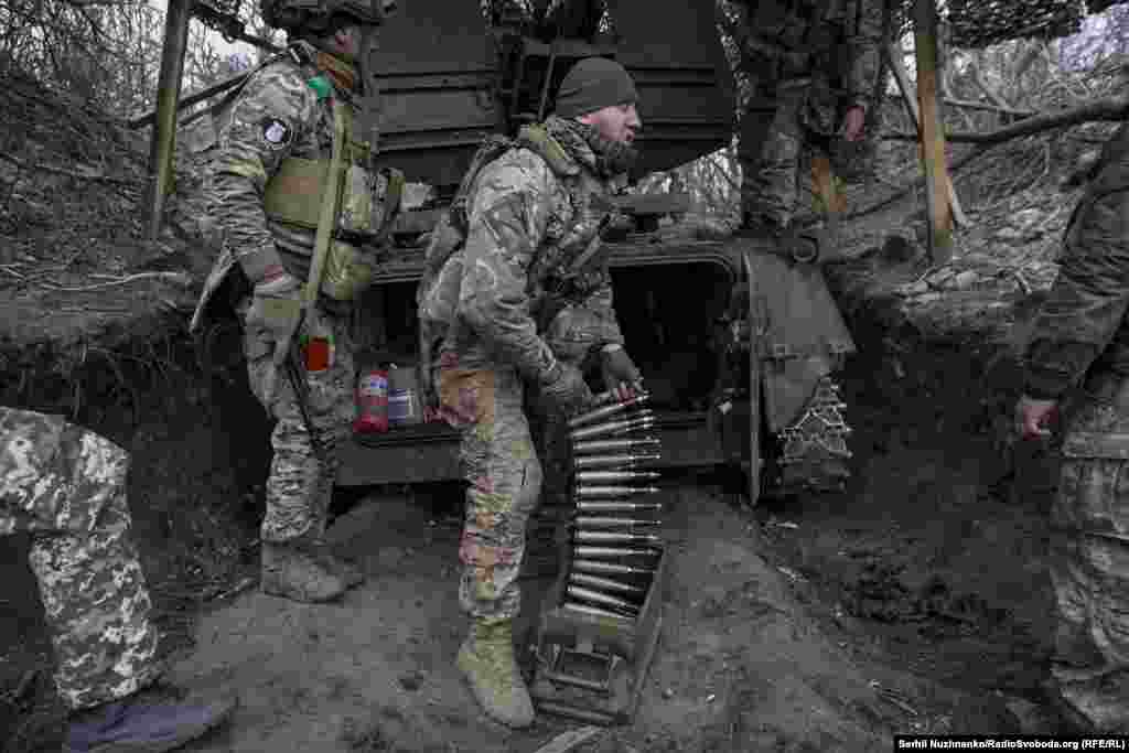 Если дронов поблизости нет, военные быстро заряжают технику зенитными снарядами &nbsp;