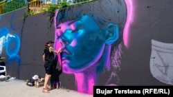 Line crta grafit.