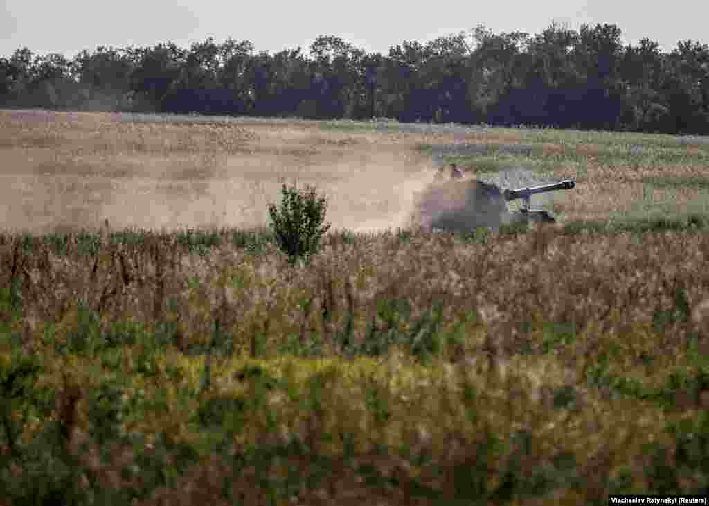 Ukrajinska samohodna haubica M109 prelazi preko obradivog zemljišta u regiji Donjeck, 7. avgust 2023. U regiji Zaporožje, snage Kijeva naišle su na, takozvanu mašinu za mljevenje mesa pred utvdrama ruskih snaga, nizovi rovova, minska polja, bodnjikava žica, protivtenkovska odbrana &ndash; koja je satjerala Ukrajince u uske dijelove terena gdje su izloženi ruskoj artiljeriji. &nbsp;