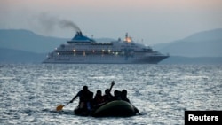 Migranti iz Pakistana veslaju dok prelaze deo Egejskog mora od turske obale na grčkom ostrvu Kos, 19. avgust 2015. Ilustrativna fotografija