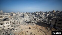 Palestinci utvrđuju štetu nakon povlačenja izraelskih snaga iz bolnice Al Šifa u Gazi, 1. april 2024.
