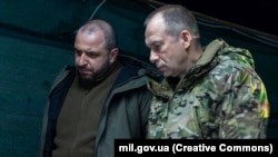 უკრაინის თავდაცვის მინისტრი რუსტემ უმეროვი(მარცხნივ) და შეიარაღებული ძალების მთავარსარდალი ოლექსანდრ სირსკი 