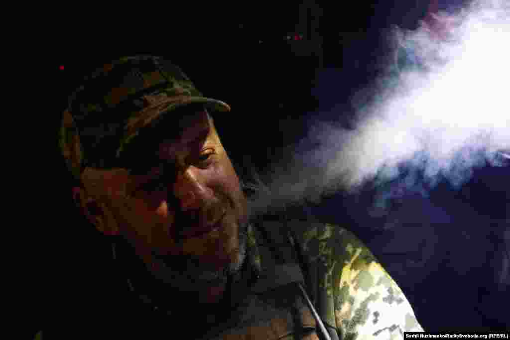 Vojnik u tišini uživa u cigareti. Institut za proučavanje rata sa sjedištem u SAD-u (ISW)&nbsp;kaže da se&nbsp;Moskva &quot;vjerovatno&quot; priprema za još jedan talas kopnenih napada na ukrajinske položaje u oblasti Avdijevke, koja je već bila pod velikim ruskim granatiranjem.