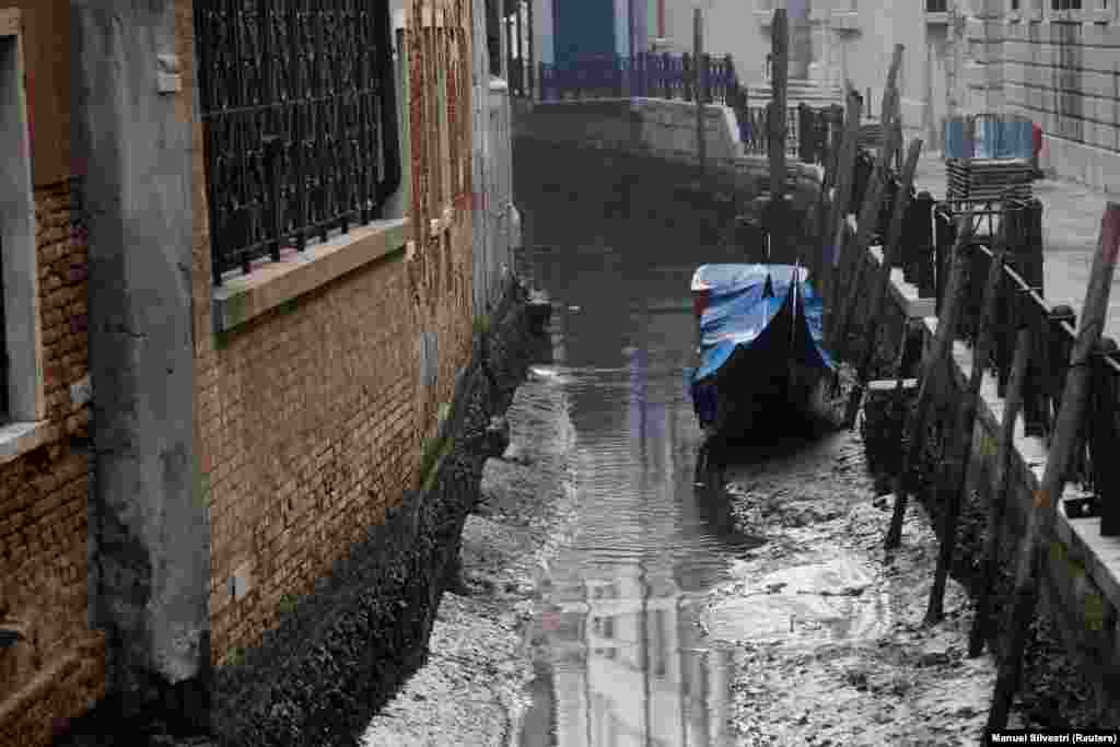Venecija se suočava s neuobičajeno niskim plimama, koje onemogućuju gondolama, vodenim taksijima i vozilima hitne pomoći da plove nekim od njenih poznatih kanala.