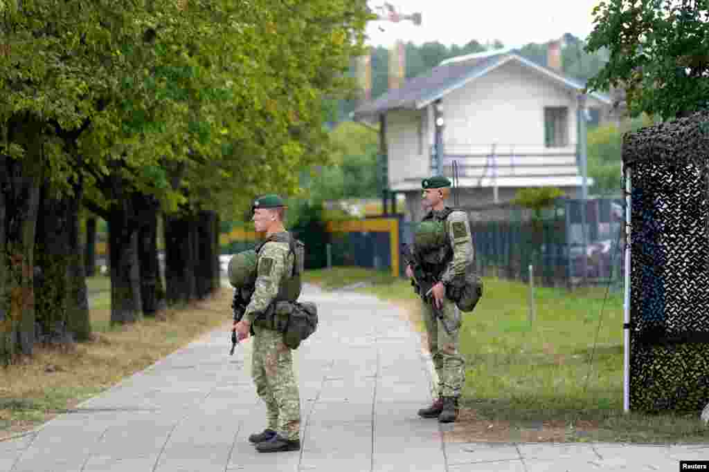 Vojnici litvanske vojske patroliraju u blizini mjesta održavanja samita NATO-a u Vilniusu, Litvanija, 10. jula 2023.&nbsp;