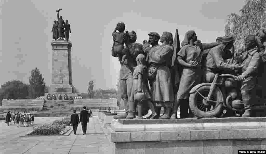 Памятник Советской Армии установили в 1954 году, через десять лет после того, как красноармейцы беспрепятственно вошли в Болгарию, объявившую нейтралитет вслед за годами сотрудничества с нацистской Германией 