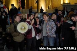 ნატა ფერაძე და სხვა აქტივისტები "აგენტების კანონის" წინააღმდეგ სამოქმედო გეგმაზე საუბრობენ.