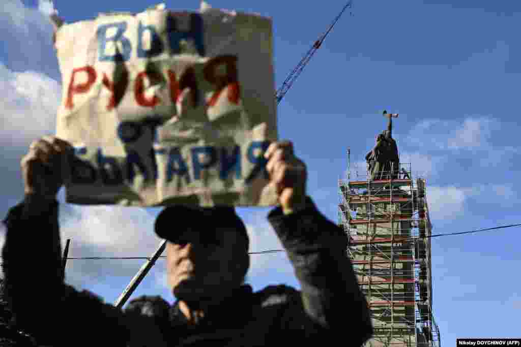 Поддерживающий снос памятника мужчина держит плакат: &laquo;Выведите Россию из Болгарии&raquo;. Другие жители Болгарии&nbsp; давно рассматривают монумент как оскорбление памяти болгар, пострадавших от коммунистического режима, который существовал в стране при поддержке Советского Союза &nbsp;