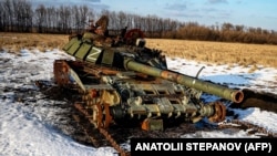 Уничтоженный российский танк в Украине, иллюстративная фотография 