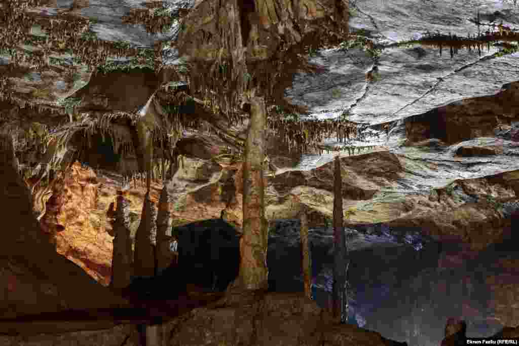 Stalaktidi i stalagmiti bude pažnju posetilaca.