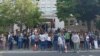 Skup podrške inspektorima Odeljenja za suzbijanje narkotika beogradske policije Dušanu Mitiću i Slobodanu Milenkoviću koji su otkrili plantažu marihuane na imanju "Jovanjica" ispred zgrade Specijalnog suda u Beogradu, 11. jul 2023. 