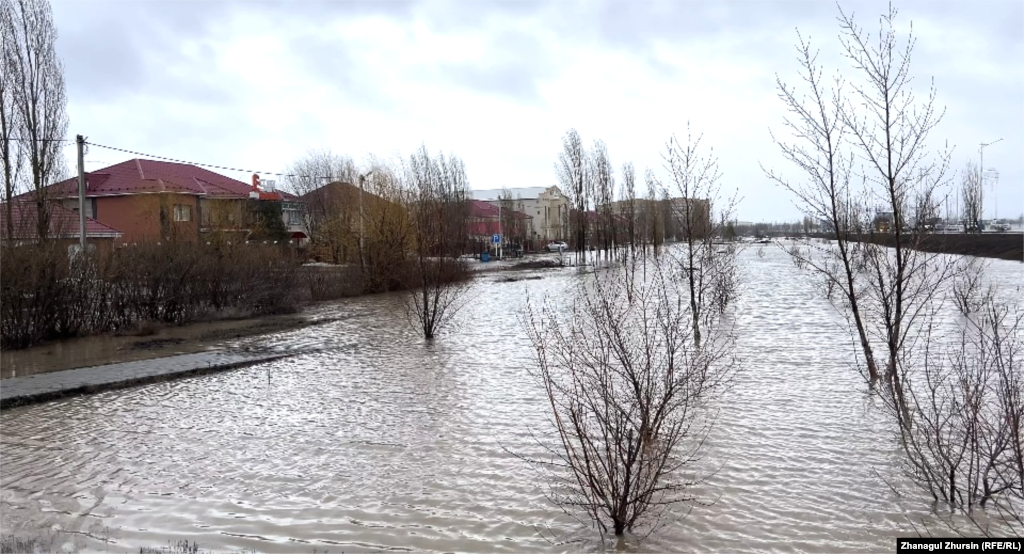По информации акимата, в Актюбинском водохранилище за сутки объем воды увеличился более чем на 150 миллионов кубометров. Общий объем воды приблизился к максимальной отметке вместимости, и это предоставляет опасность для всего города. &laquo;Для предупреждения негативных последствий мы вынуждены осуществлять спуск воды. Сегодня прошу жителей садоводческих коллективов, расположенных вблизи реки Илек и возле реки Каргалы в районе моста Кирпичного дать согласие на эвакуацию и покинуть свои дома. Для нас важна ваша безопасность. Прошу отнестись к этому с пониманием&raquo;, &ndash; говорится в сообщении от имени акима