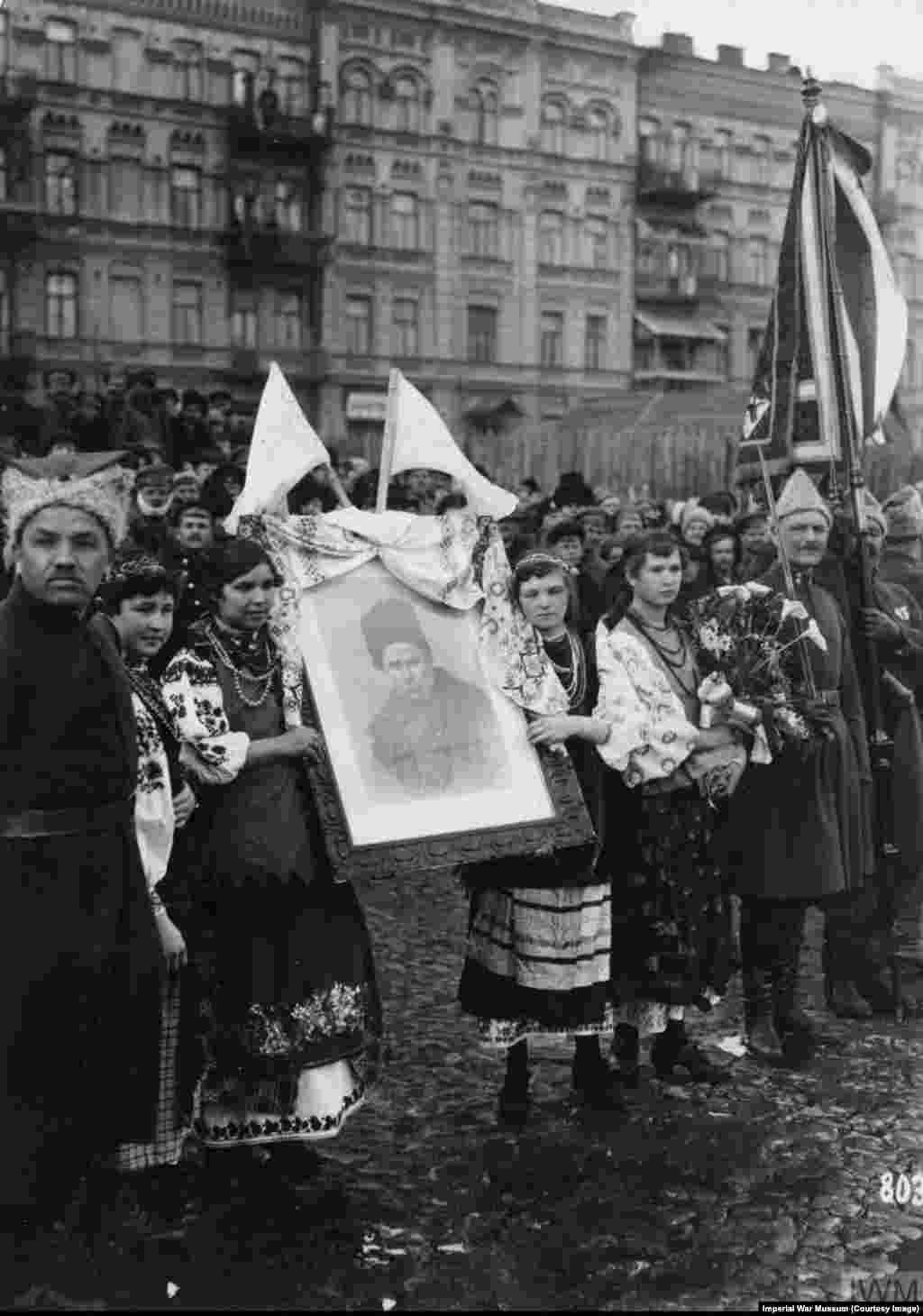 Ukrajinci tokom njemačke okupacije 1918. drže portret Tarasa Ševčenka u središtu Kijeva. Ševčenko je bio pjesnik na ukrajinskom jeziku i figura ukrajinskih pokreta za nezavisnost.