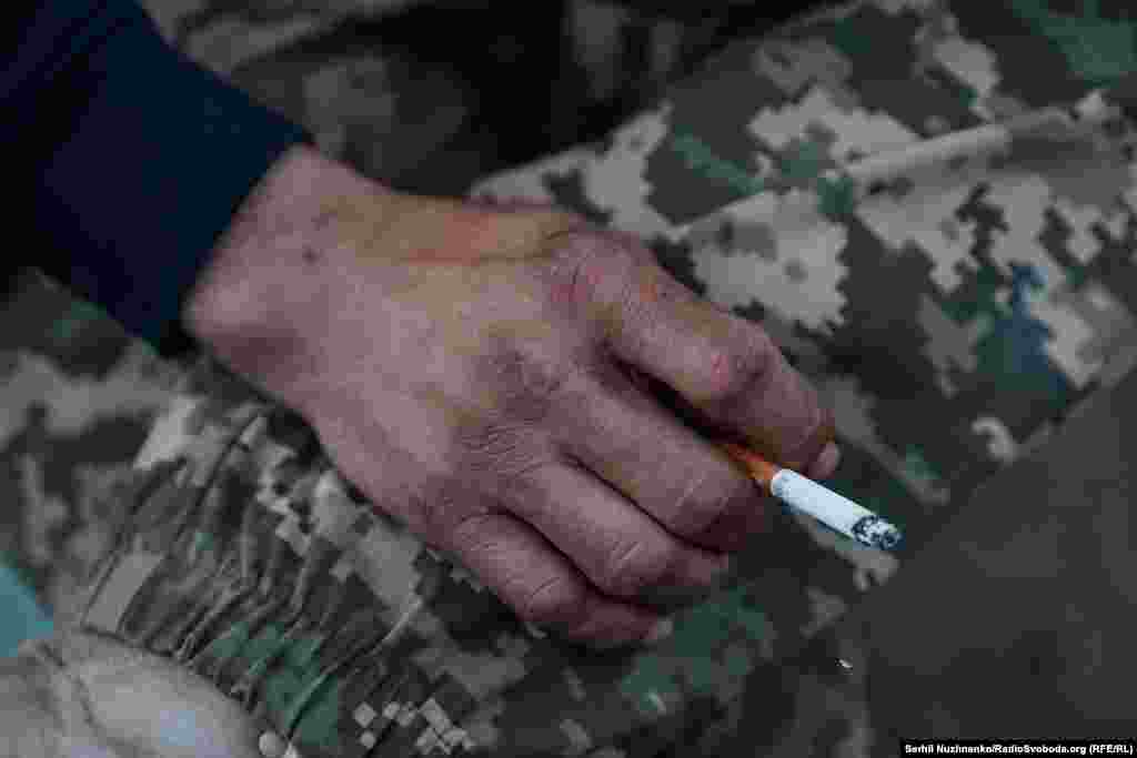 Украинский военный во время перекура. «Я думаю, что эта поддержка на самом деле укрепит вооруженные силы Украины, — заявил Зеленский американским СМИ 21 апреля. — И у нас будет шанс на победу».
