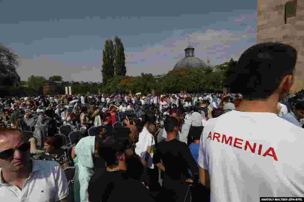 Armenci se mole za izbjeglice koje su napustile Nagorno-Karabah. Egzodus iz otcijepljene regije potaknuo je političku krizu u Erevanu. Demonstranti su nekoliko dana pozivali armenskog premijera Nikola Pashiniana da podnese ostavku zbog, kako su nazvali, neadekvatne podrške vlade Armencima u Nagorno-Karabahu.