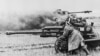 სსრკ. 1943 წელი, მეორე მსოფლიო ომი. საბჭოთა ჯარისკაცები ქვემეხიდან M1942 (ZiS-3) ისვრიან, ფონზე კი იწვის განადგურებული ნაცისტური გერმანული ტანკი „პანტერა“.