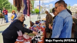 Pogled izbliza na pijacu na mostu preko reke Ibar, 26. aprila 2024.