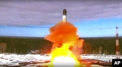 Na ovoj fotografiji koju je objavila Press služba svemirske agencije Roscosmos u srijedu, 20. aprila 2022., interkontinentalna balistička raketa Sarmat lansirana je iz Plesecka na sjeverozapadu Rusije.