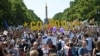 Demonstranti marširaju centralnim ulicama Berlina protiv krajnje desnice uoči evropskih izbora, 8. jun 2024. 