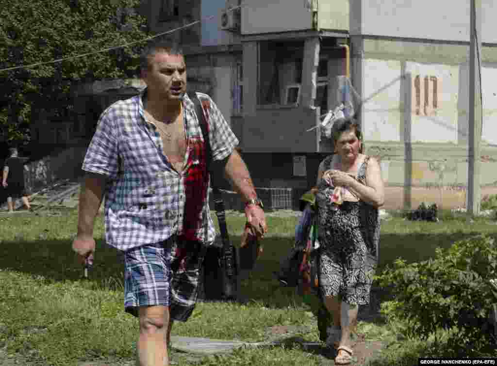 Povrijeđeni ljudi bježe nakon napada na blok u kome žive.