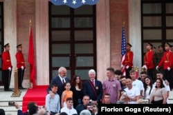 Bivši američki predsjednik Bill Clinton s djecom nazvanom u njegovu čast u Tirani, Albanija, juli 2023. godine.