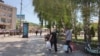 Ulaz i zgrada u pešačkoj zoni u centru Novog Pazara gde je živeo Miloš Žujović, Srbija, 1. juli 2024.