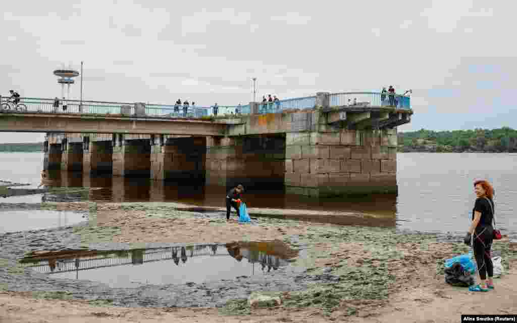 Lokalno stanovništvo Zaporožja čisti gradsku plažu 10. juna nakon pada vodostaja rijeke Dnjepar. &nbsp;