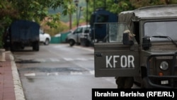Ilustrativna fotografija, vozilo i pripadnici KFOR-a u Zvečanu na severu Kosova 