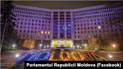 მოლდოვის პარლამენტის შენობა ევროკავშირის ფერებში. 14 დეკემბერი, 2024 წელი