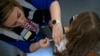 Medicinska sestra ubrizgava dozu vakcine protiv humanog papiloma virusa (HPV) u Francuskoj, 9. oktobar 2023.