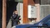 Policajac u Zvečanu, jednoj od opština sa srpskom većinom na severu Kosova, 30. januara 2024.