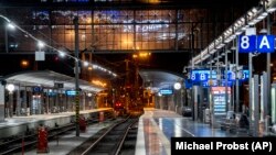 Plazne platforme na železničkoj stanici u Frankfurtu, 27. mart 2023.