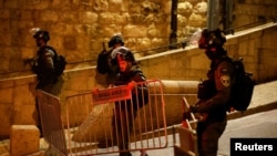 Fotogalerija: Izraelska policija upala u Al-Aksu, uhapšeno više stotina Palestinaca