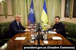Predsednik Ukrajine Volodimir Zelenski (desno) i generalni sekretar NATO Jens Stoltenberg sastali su se 20. aprila u Kijevu. Zelenski je prihvatio poziv da prisustvuje predstojećem samitu NATO-a u Litvaniji u julu.