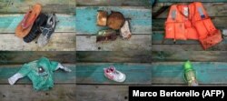 Cipele, prsluk za spašavanje, odjeća, zahrđale konzerve hrane i flašica za bebe, koje su zatvorenici pronašli na migrantskim čamcima u dvorištu zatvora, blizu Milana, gdje se drvo čamaca reciklira u muzičke instrumente u sklopu projekta "Violine mora"; februar 2024.