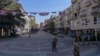 Pripadnici mirovne misije NATO na Kosovu (KFOR) patroliraju severom Mitrovice, pretežno naseljenom srpskom manjinom, u vreme lokalnih izbora na severu Kosova, 23. aprila 2023.