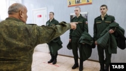 Ruski vojni obveznici isprobavaju uniforme u lokalnom vojnom uredu prije odlaska na služenje vojnog roka (arhivska fotografija)